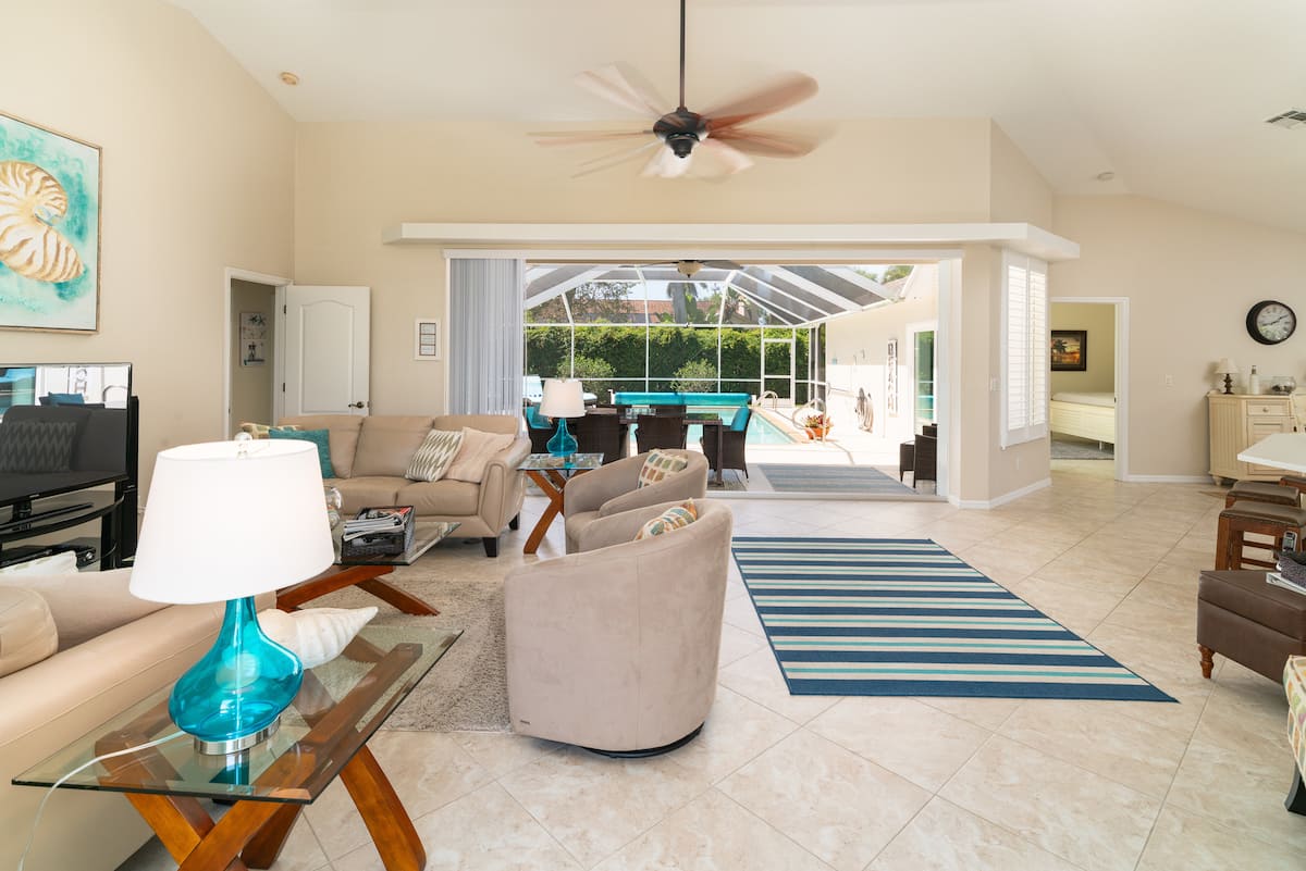 Living Room photo 1