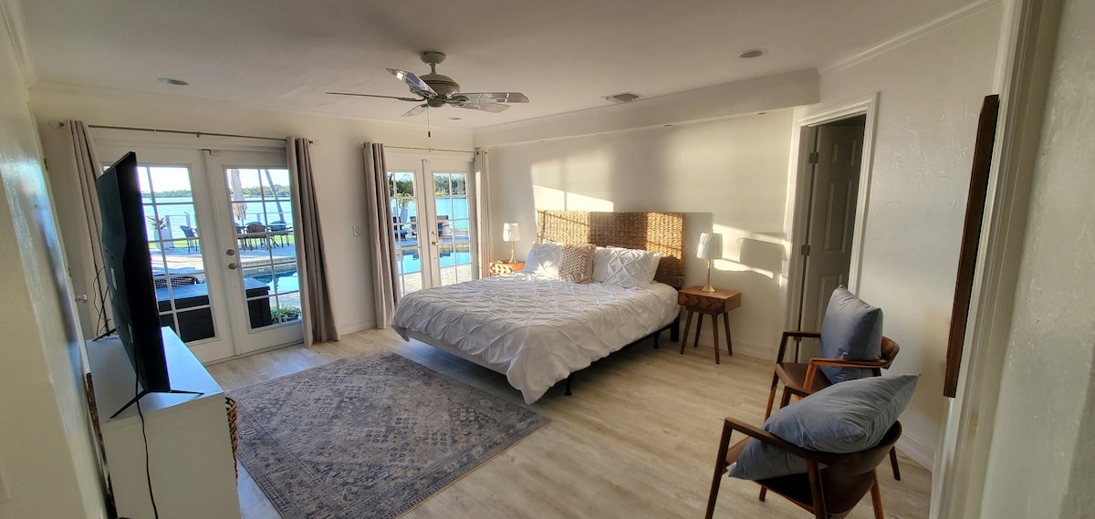 ห้องนอนริมสระว่ายน้ำ