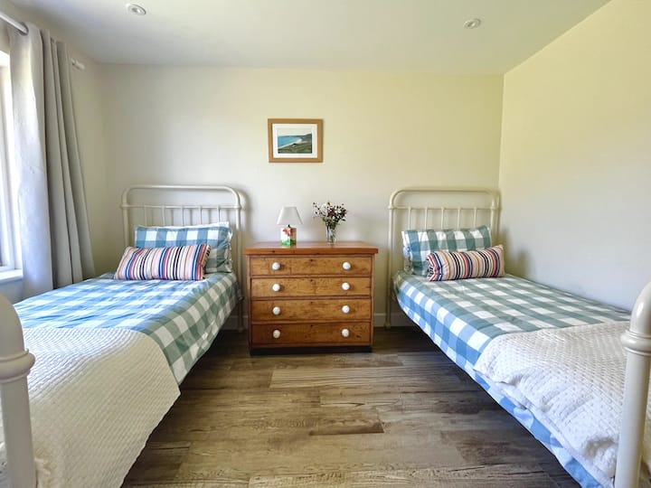 提供兩張單人牀、牀單和毛巾。