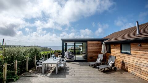 Gorgeous beach retreat: sea views, walk to beach