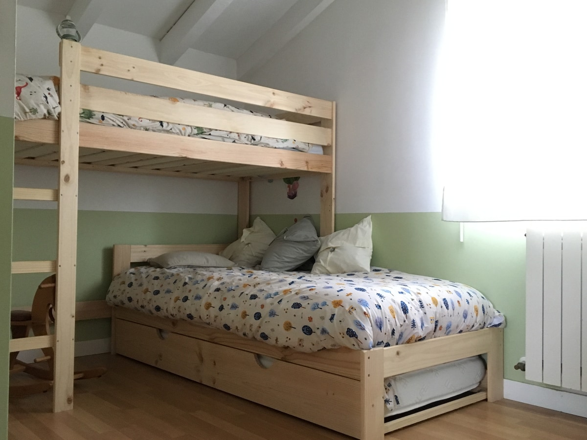 غرفة أطفال تتسع 3 أشخاص في الطابق العلوي