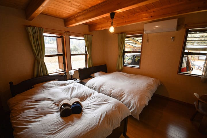 1階の寝室にはダブルベッドとセミダブルベッドを1台ずつご用意しております。