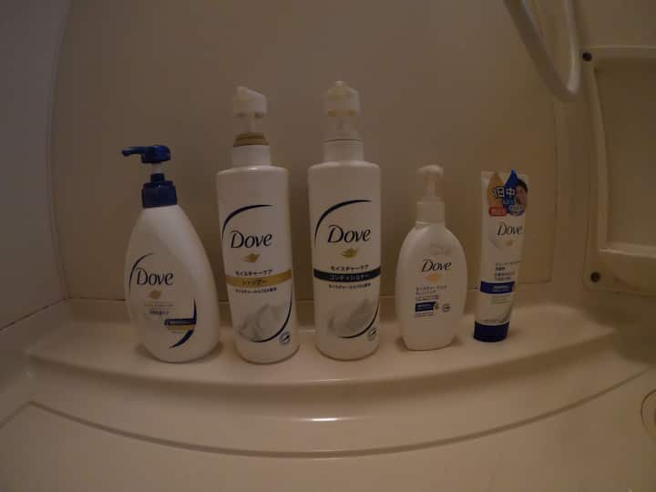 ボディシャンプー、シャンプー、コンディショナー、メイク落とし、洗顔剤はDOVEをご用意しております。