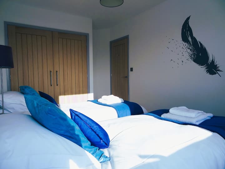 Camera da letto doppia con un'enorme quantità di spazio nel guardaroba. 