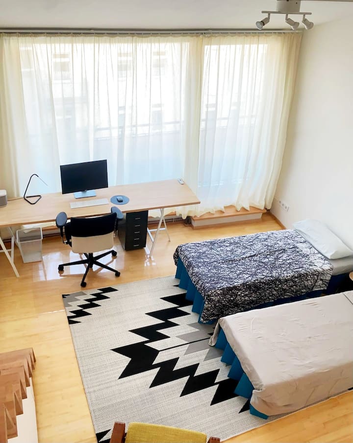 2号卧室， 18平方米卧室，配有两张单人床，可变成双人床。可用作工作的完美办公室。 