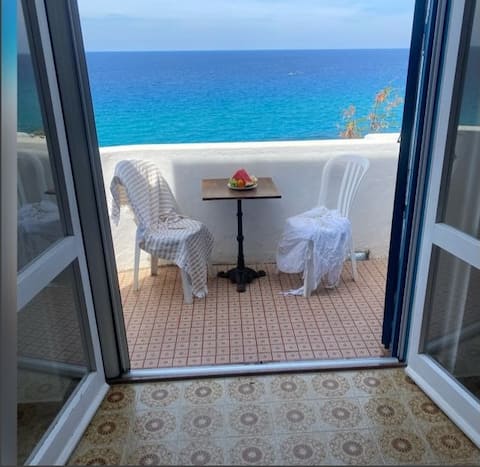 Annuncio Airbnb popolare: Beautiful sea view, nature and private beach a Ricadi