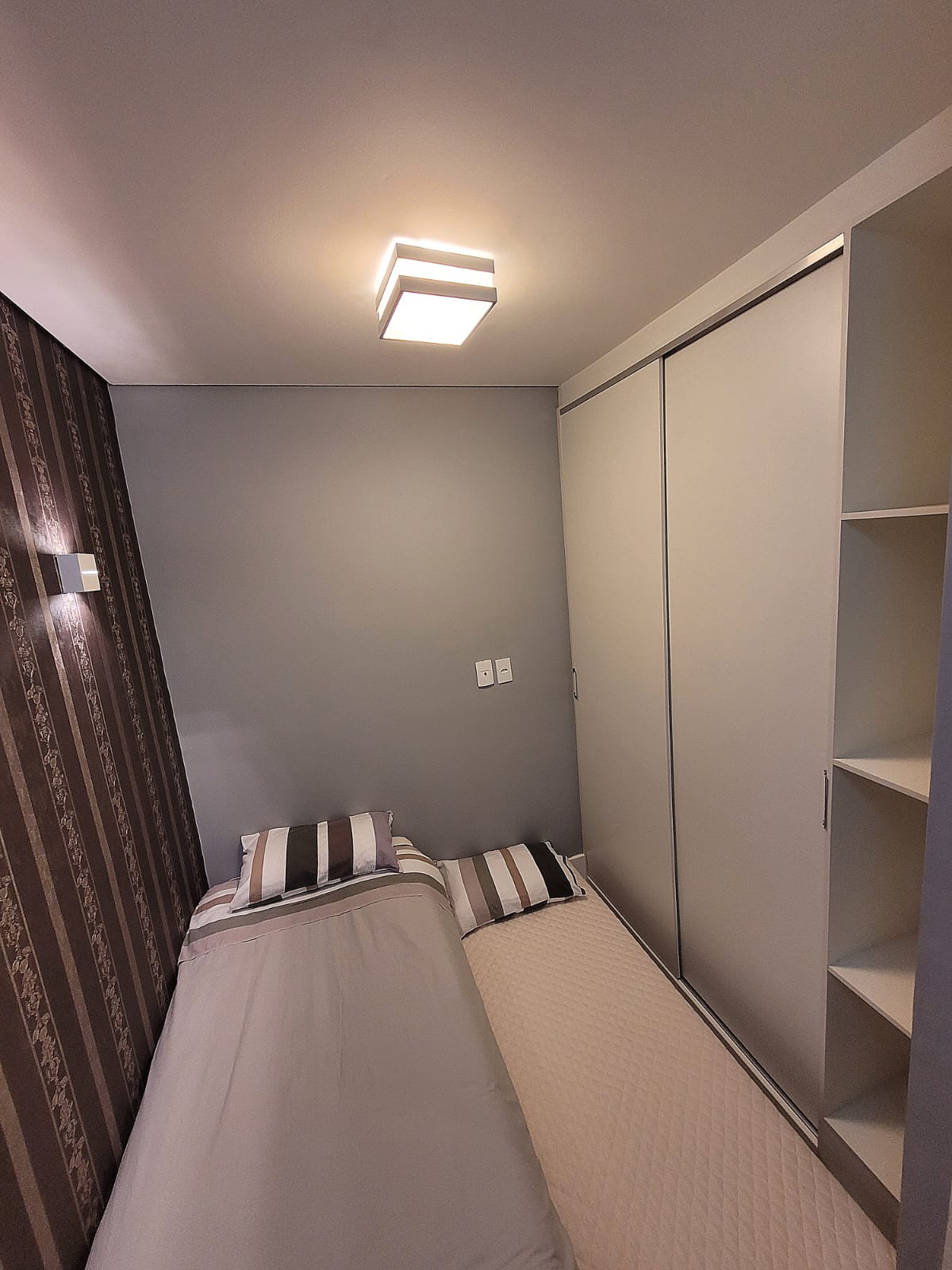 ห้องเดี่ยวพร้อมเตียงเสริมแบบเปิดโล่ง