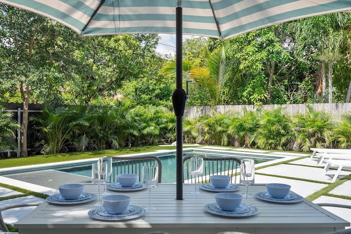 Tropical Retreat+Heated Pool+10 mi to Beach+Golf