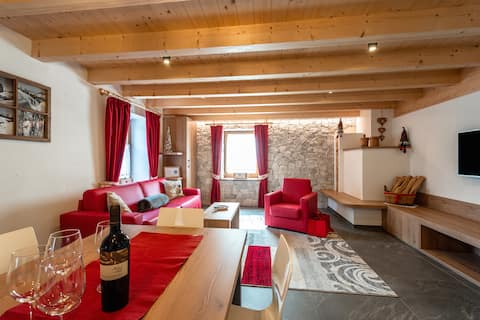 Popular Airbnb listing: Ciasa Sas da le Doudesc in the small town in San Giovanni Di Fassa