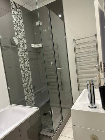 Spacious, clean, comfortable 2 bedroom flat. gallery image 5