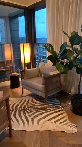 Luxurious waterfront family apt with balcony &view gallery image 4