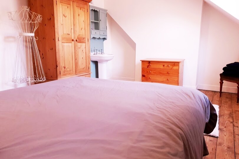 Dormitorio dos en el último piso.  Amplia habitación con lavabo, mucho almacenamiento y mucha luz.