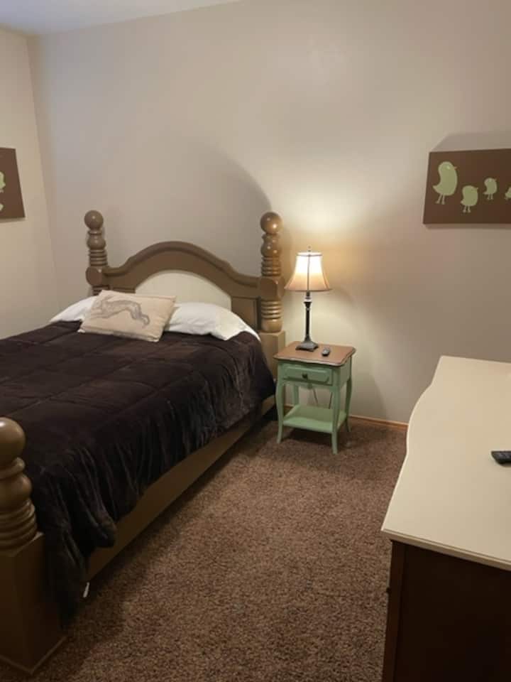 Dormitorio, cama tamaño queen