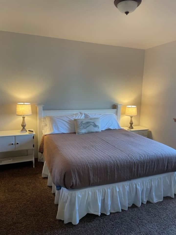 Dormitorio principal: cama tamaño king y lámparas de contacto con puertos de carga USB.