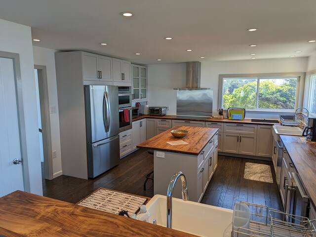 Oceanfront Views – Steps to the Beach gallery image 3