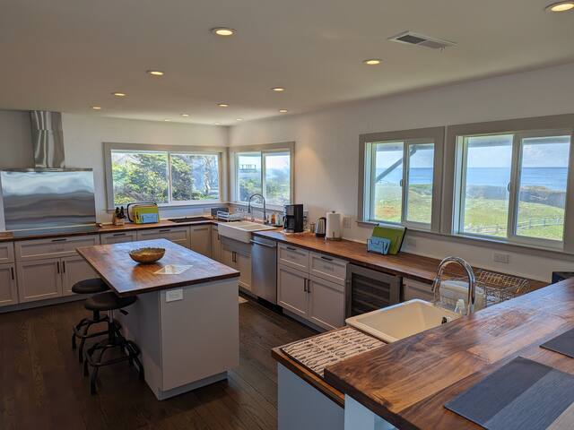 Oceanfront Views – Steps to the Beach gallery image 4