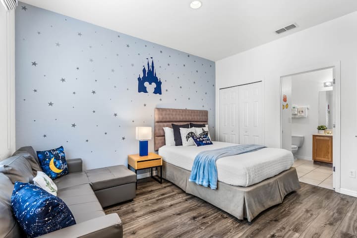 La segunda suite principal en el primer piso con cama tamaño queen, sofá cama seccional, baño privado, TV, armario, etc. proporcionan el mejor espacio para personas mayores u otra pareja o familia.