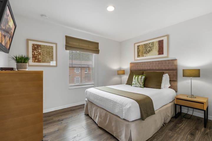 Cuarto dormitorio en el segundo piso con cama tamaño queen, TV, cómoda, armario para otras parejas o más huéspedes