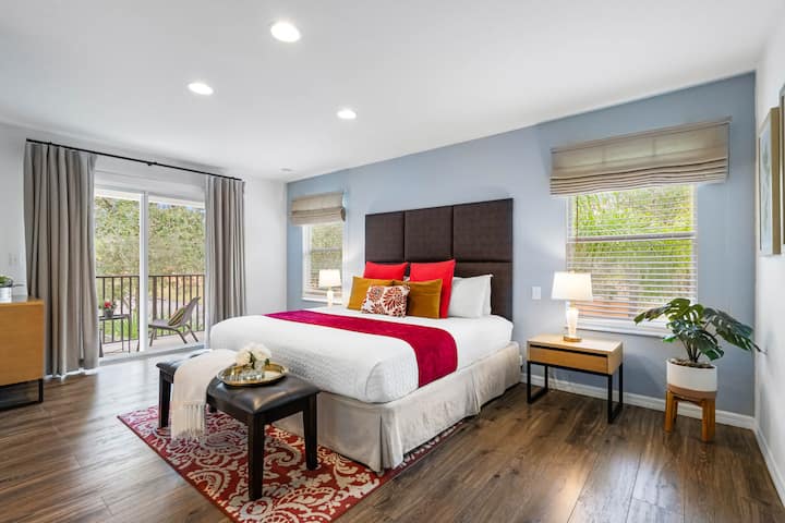 Amplia y hermosa suite principal en el segundo piso con cama tamaño king, baño privado, balcón privado, TV, vestidor, etc.