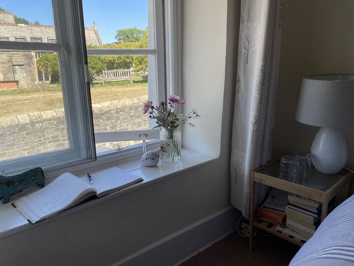 إطلالات من غرفة النوم المطلة على القرية والتلال.