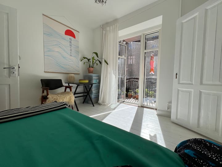 Habitación junto al balcón con cama individual.
Sol por la mañana y por la tarde