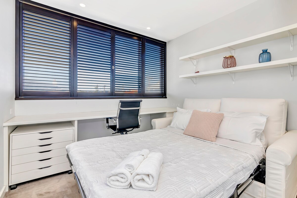 โซฟาในห้องหนังสือส่วนตัวเป็นเตียงคู่ที่อบอุ่นซึ่งสามารถรองรับผู้เข้าพักสองคนได้อย่างสะดวกสบาย