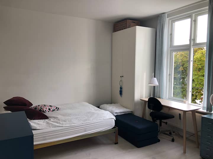 Uno de los dos dormitorios del apartamento. 