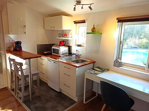 Annonce Airbnb populaire: Jacuzzi studio, swimming pool in a green setting. à L'isle Sur La Sorgue