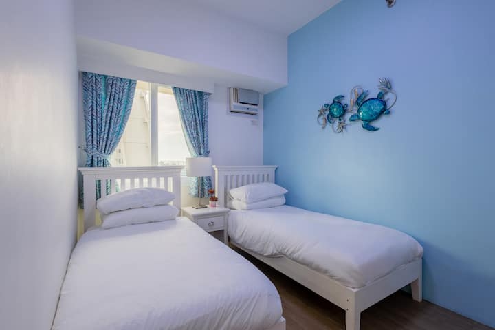 חדר שינה שני עם 2 מיטות יחיד