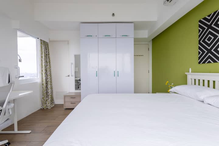 חדר שינה ראשי עם חדר רחצה