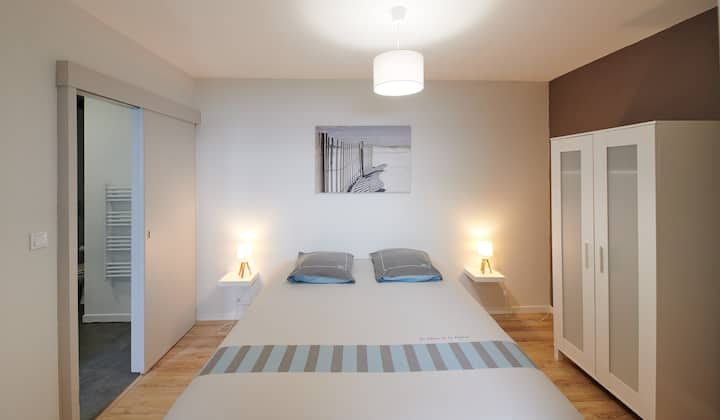 Glavna spavaća soba s udobnim bračnim krevetom