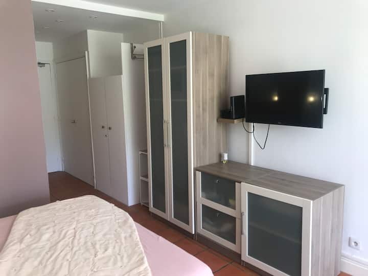 Chambre avec placards de rangement, TV et wifi