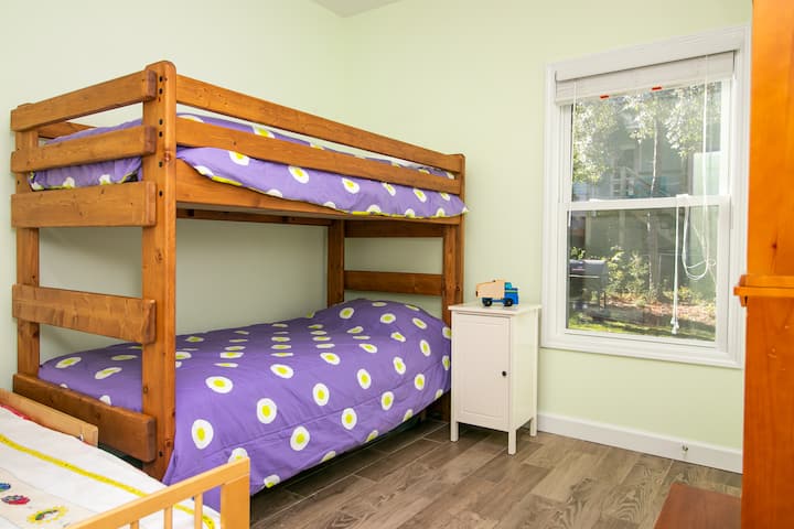 Twin bunk room 