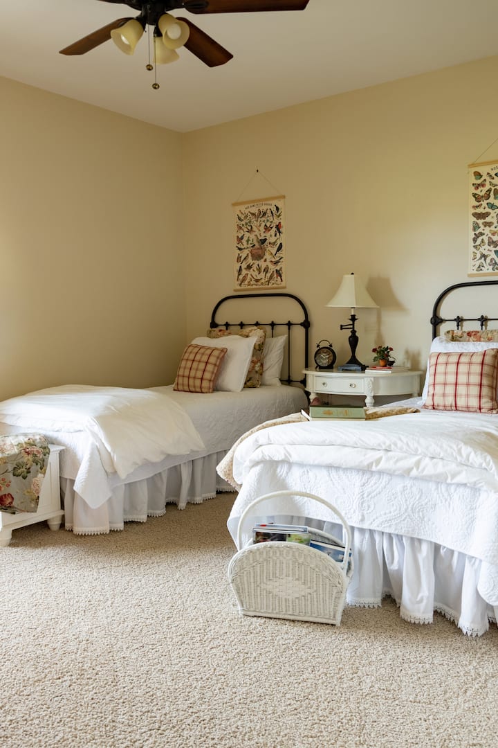 Chumba cha 3 cha kulala kina vitanda viwili pacha vilivyo na mashuka meupe ya starehe.
