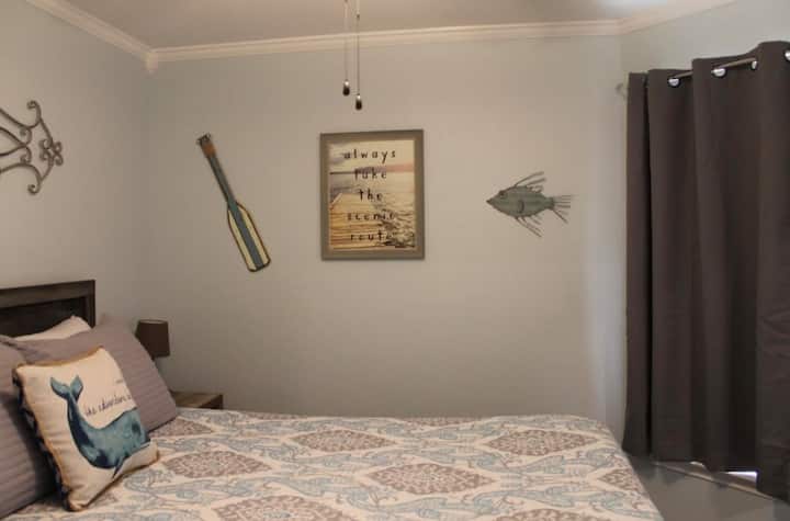 ・寝室、クイーンサイズベッド