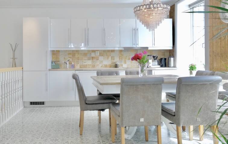 The Rose Rooms – spacious two floor apartment gallery image 5