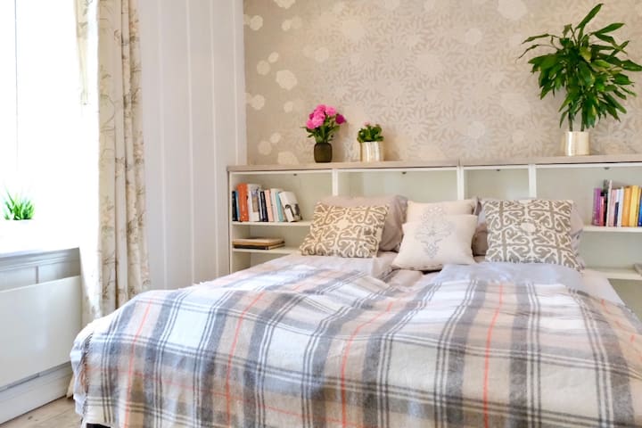 The Rose Rooms – spacious two floor apartment gallery image 4