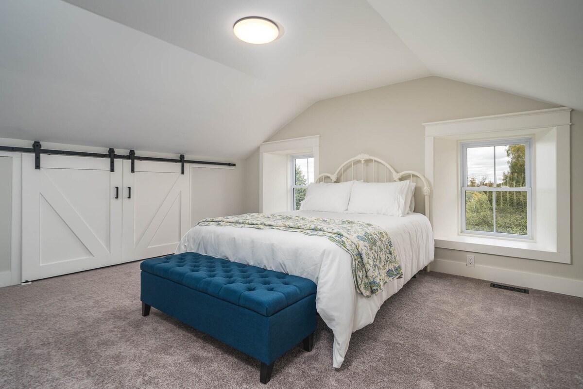 Таванското помещение с много гардеробно пространство и място за почивка на децата