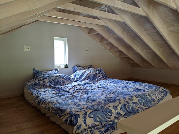 ロフトにもシングルベッドが2台、この他に和えベッドが2台あります