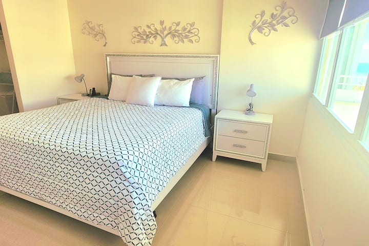 غرفة نوم كبيرة مع سرير بحجم كبير وتلفزيون ذكي وخزانة ملابس. تعتيم الستائر القابلة للسحب وحمام الجناح. 