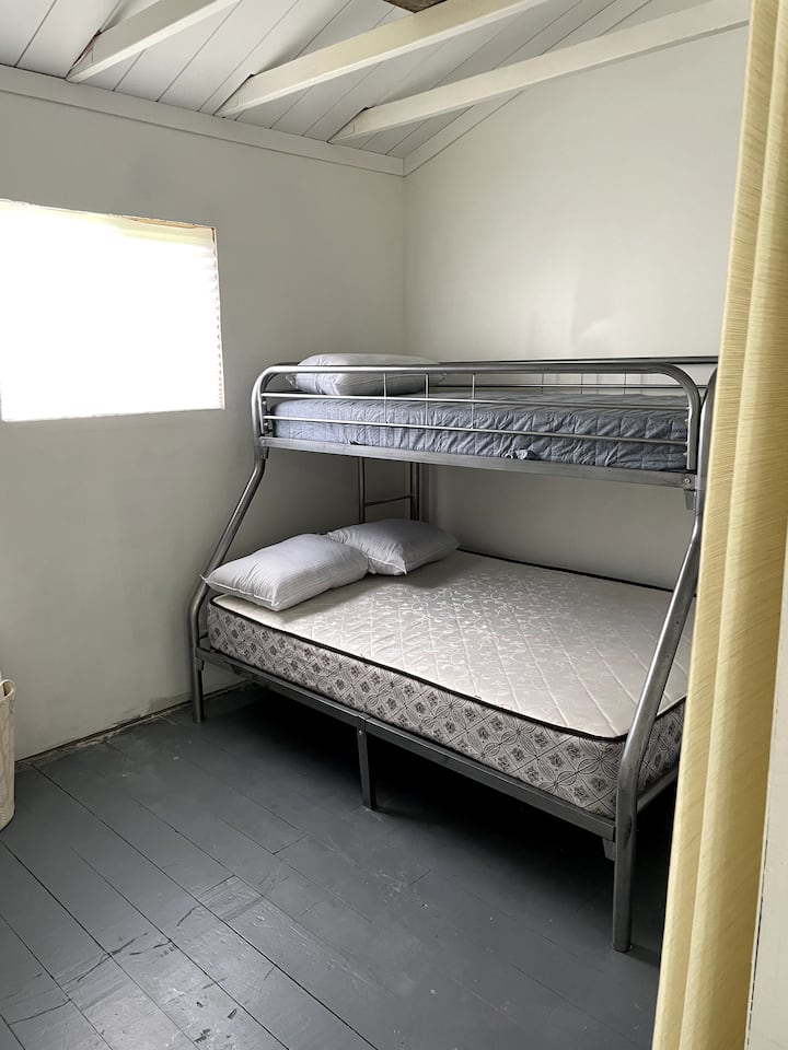 غرفة النوم رقم2: أسرّة بطابقين - قاع مزدوج، أعلى واحد.