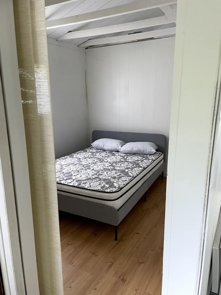 غرفة النوم رقم1:  سرير بحجم كوين