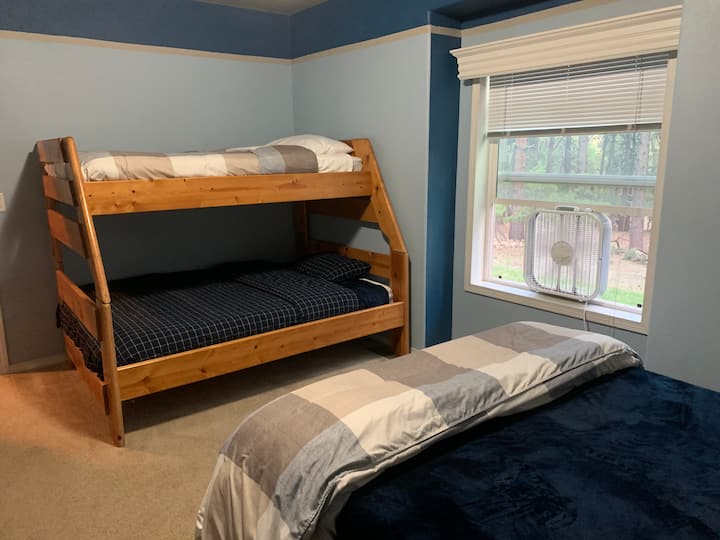 Втора спална соба: брачен кревет (широк 180-220 см), двоен кревет/кревет на спрат (широк 150