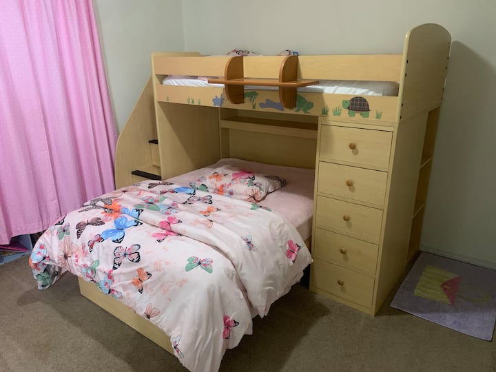 Спалната соба три нуди удобен и стилски кревет на спрат со брачен кревет со брачен кревет во целосна големина. Комплетирано со скали за лесно влегување и излегување.