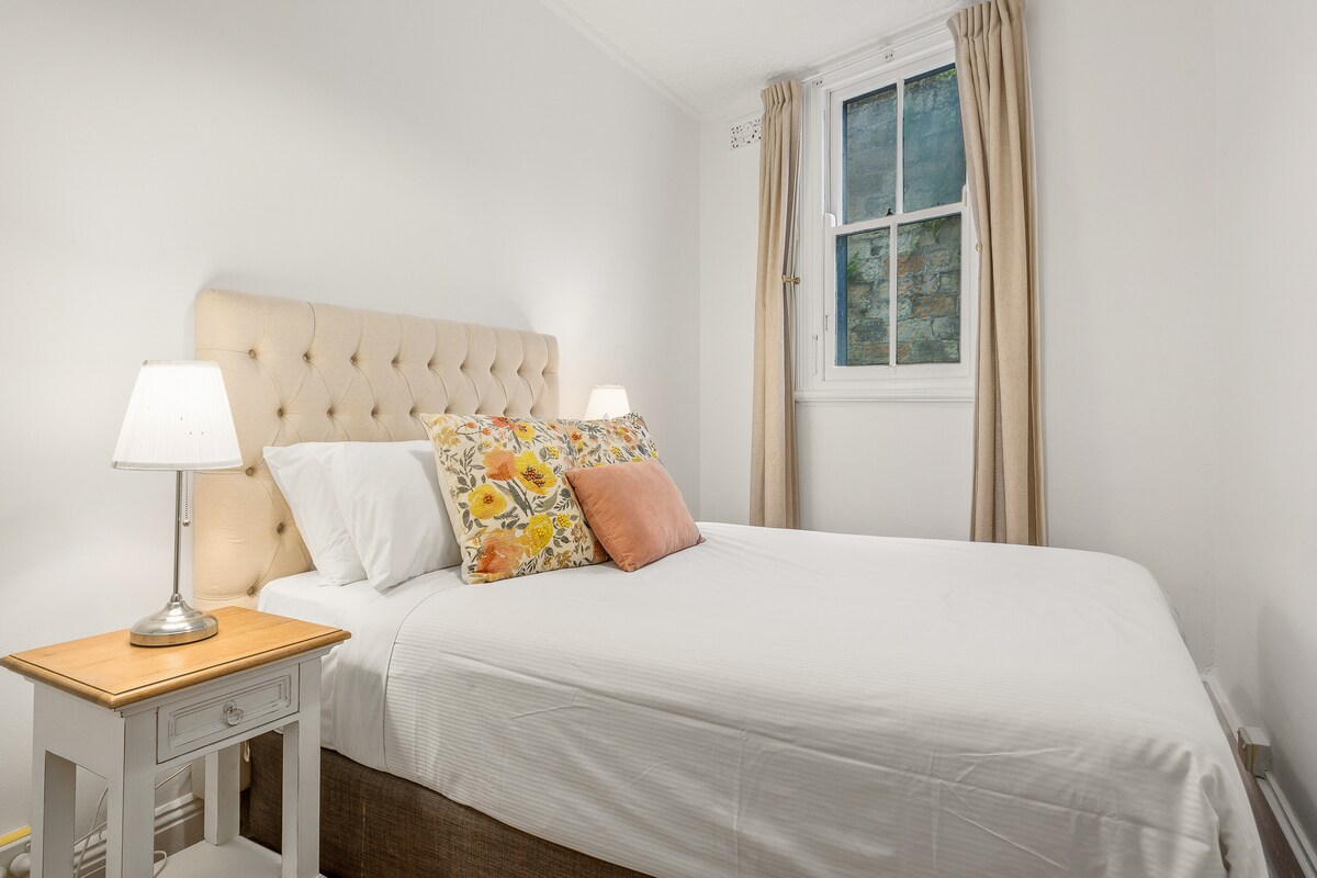 De met licht gevulde derde slaapkamer biedt plaats aan twee personen in een tweepersoonsbed, met voldoende opbergruimte in de kledingkast voor je spullen.