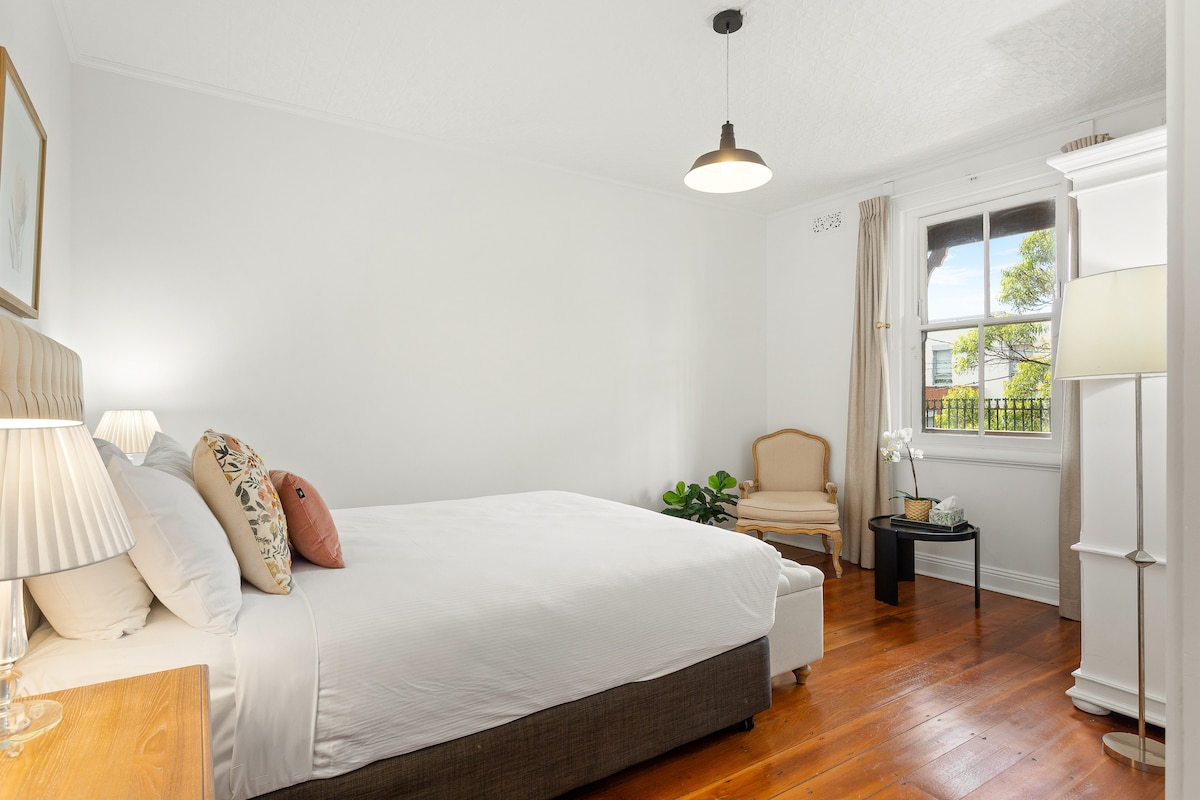 De ruime hoofdslaapkamer benadrukt een queensize bed, een gezellig leeshoekje en voldoende opbergruimte voor jouw spullen.