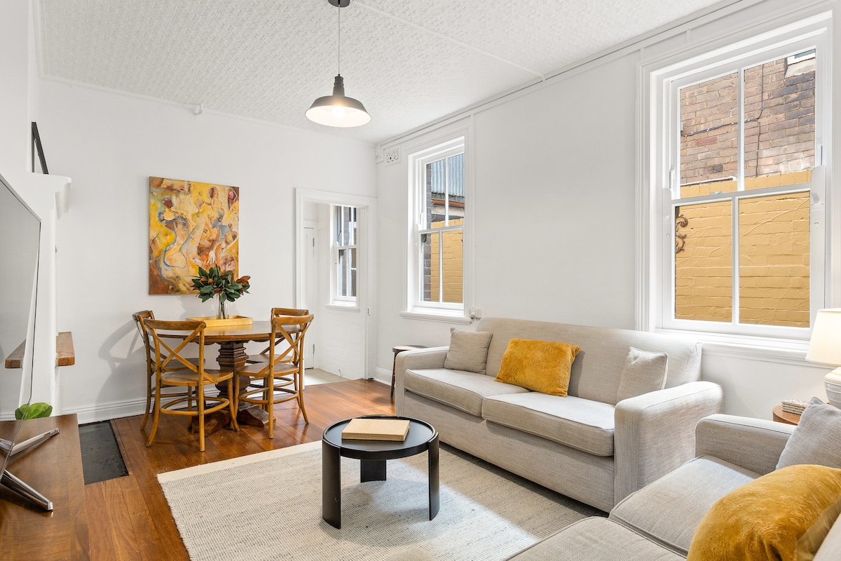 Successful Airbnb property: Harbourfront meets Heritage Chic near Barangaroo in Millers Point
