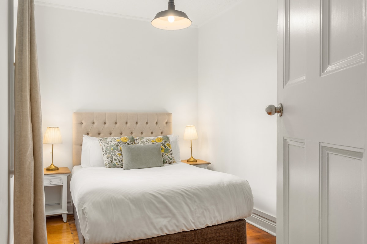 Een tweepersoonsbed biedt maximaal comfort als je wat gesloten oog krijgt in de tweede slaapkamer.