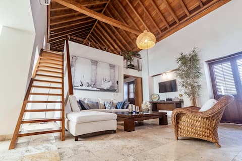 Popular Airbnb listing: Luxury Colonial Residence/Pools & Spa/Walled City in Centro
