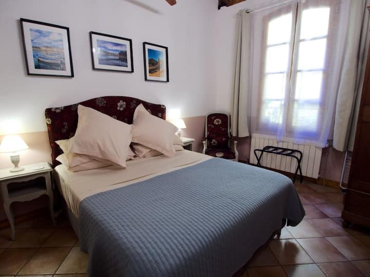 Tweepersoonskamer (bed 160 cm breed bij 200 cm lang) met en suite badkamer. Tweepersoonskamer (bed 160 cm breed bij 200 cm lang) met badkamer.